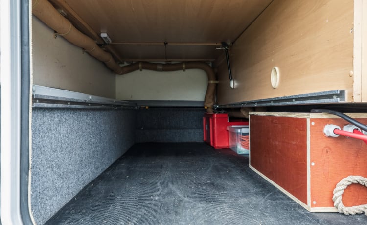 Kampeer met Beer – Off-Grid-Familiencamper für 4-6p