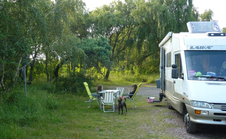 Fine and super spacious 6-person family camper fully equipped