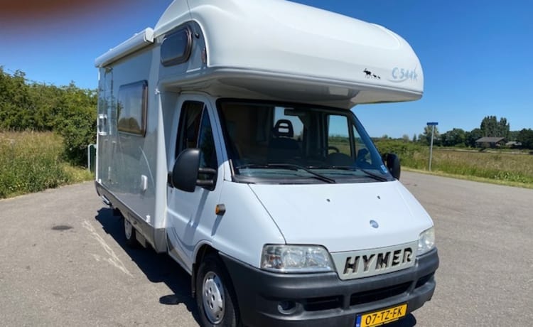 Beau camping-car familial Hymer à louer avec 6 places ceinturées