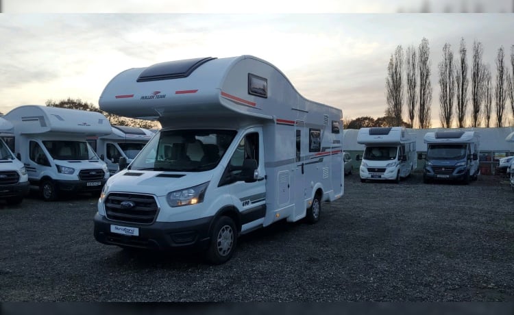 690 Zefiro automatic.  – 2022 Roller Team Zefiro 690 auto six berth + six travel on car license 