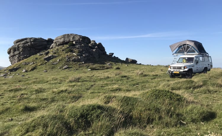 Unique camping cruiser 4x4 with roof tent