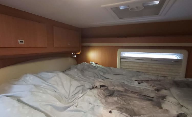 Very neat 6m camper for 3 people. Compact yet spacious!