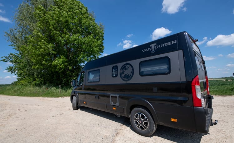 The Black Pearl – Camping-car "VANTourer 630L"