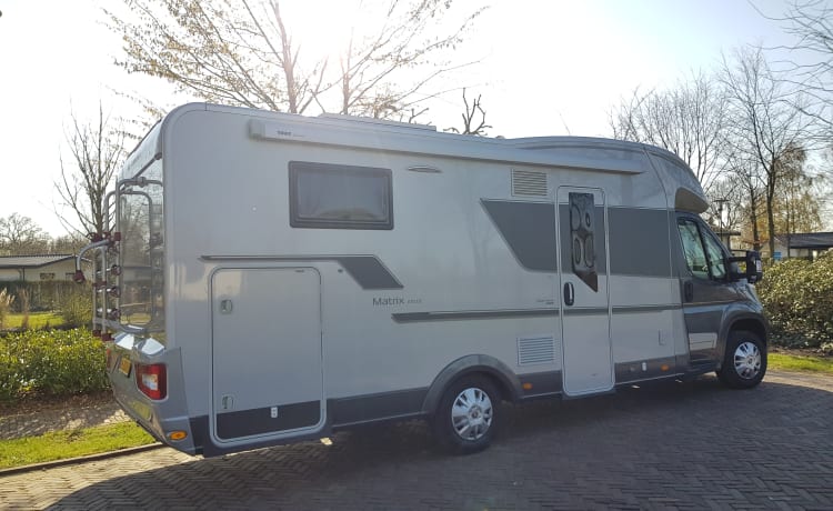 Adriaantje – LUXE  Camper met QUEENSBED 4 pers