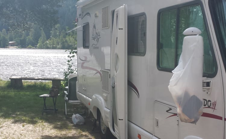 Beau camping-car à louer! Avec lit fixe et entièrement meublé !