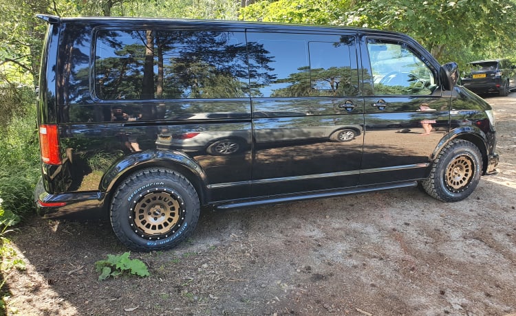 "The Bus" – Custom VW T6 Stealth Camper