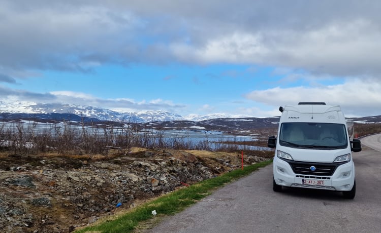 Globus – Camping-car bien équipé et confortable avec une vue unique