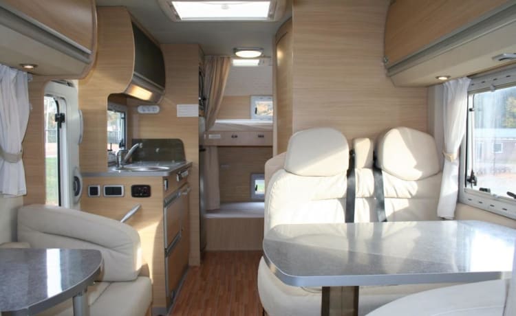 RollerTeam  – Spacious RollerTeam with many extras. Bunk bed and a large alcove. 7 seat belts