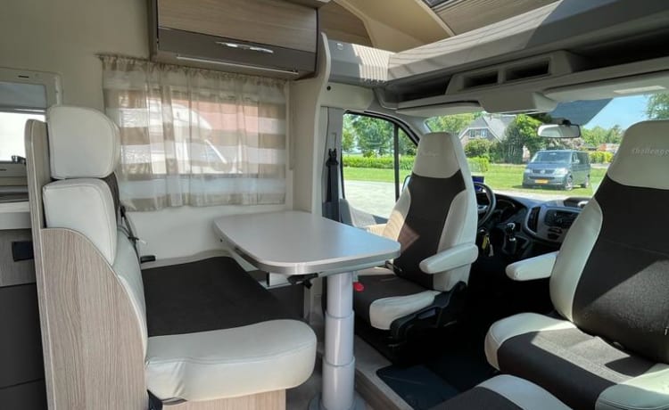 4 pers. Challenger. Ruime, moderne en luxe camper met AIRCO en 2x TV.