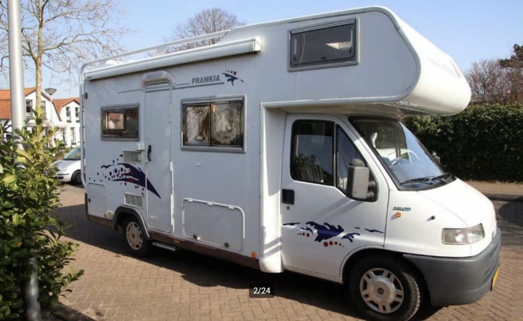 Pèpè – Very neat and spacious camper