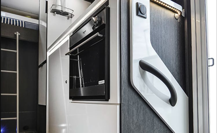 Nieuwe 71 reg Roller Team 675 6 Birth luxe camper