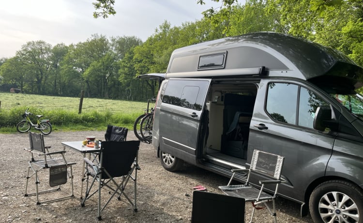 D'eropuit – New campervan Ford Nugget Plus with high roof - 4 people