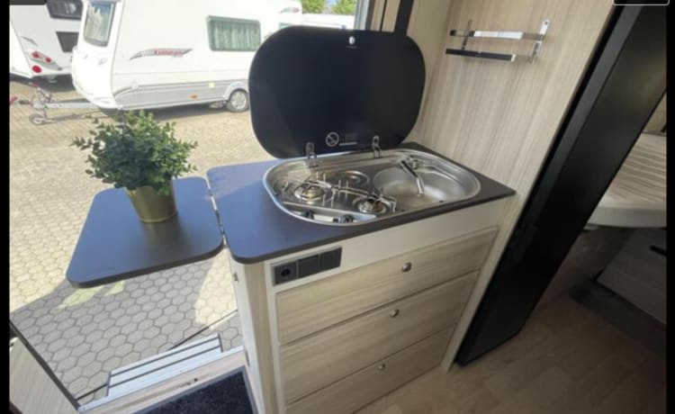 Dreamer D 68 – Beautiful, spacious camper with spacious queen-size bed and pull-down bed