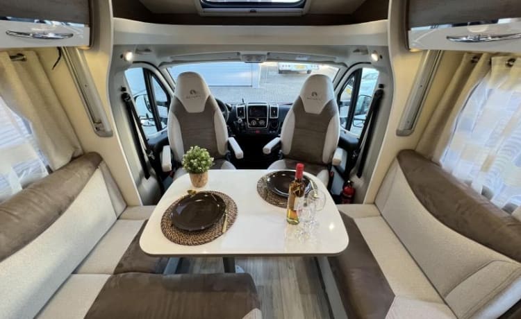 LUXE Ruime 4-Persoons Camper☀️(met airco, tv en complete inventaris)