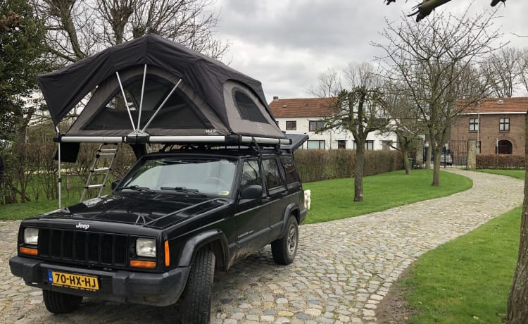 Black Beauty – Jeep Cherokee met Yuna Family rooftoptent