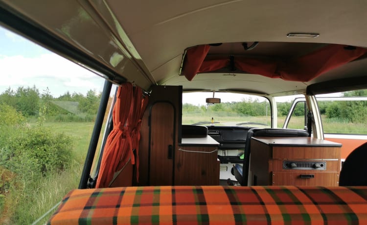 Maxima – A moment back in time with a Volkswagen T2 - Completely restored!