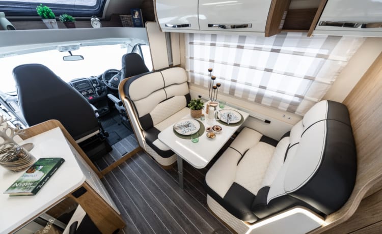 AutoRoller 747 – Volg Frank Campers - Luxe camper met 6 slaapplaatsen