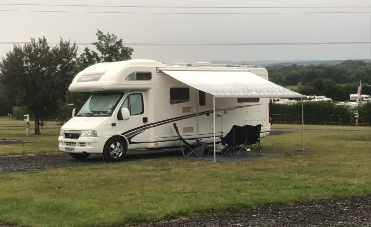 Tiki – Tiki de familie camper met 6 slaapplaatsen, de beste manier om herinneringen op te doen.