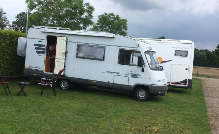 Hymer spacieux pour 4-5 personnes (très adapté aux jeunes familles)