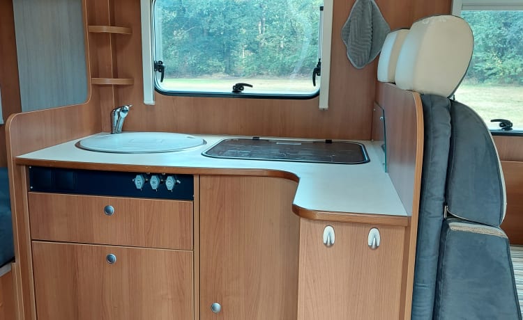 Cozy – Vrij als een vogel op reis met een 4 pers. Eriba Hymer camper uit 2012