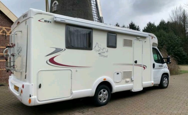 Rapido Camper with Queen Bed