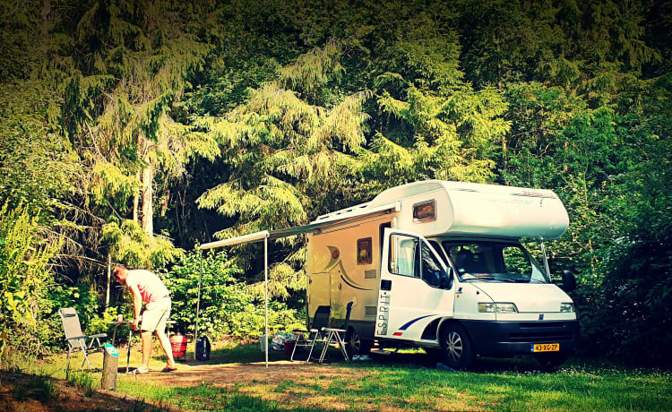 Lola Frisia – Camper compatto per 6 persone completamente attrezzato con disposizione superiore a castello