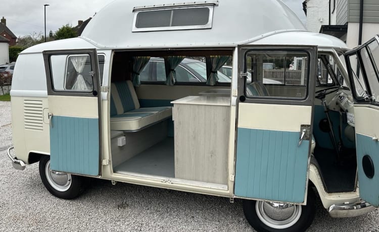 Snowy – 2 berth Volkswagen campervan from 1957