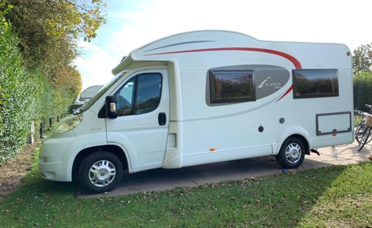 De Ixeo – Neat complete family camper for rent Burstner Ixeo