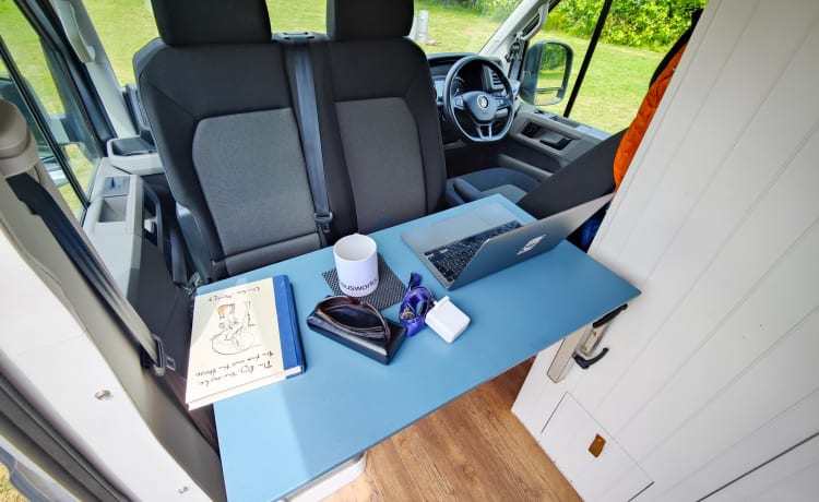 Klaus – VW Crafter 2018, erleben Sie Stealth-Luxus auf Rädern. Abenteuerbereit,