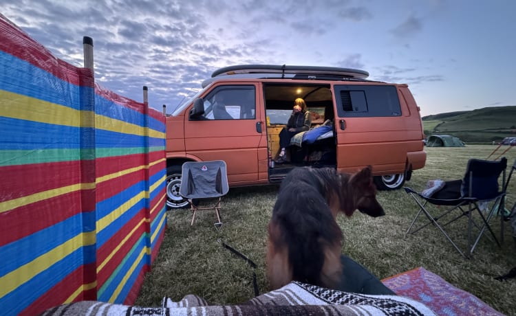 Orange Beast – 2 berth Volkswagen bus from 1996