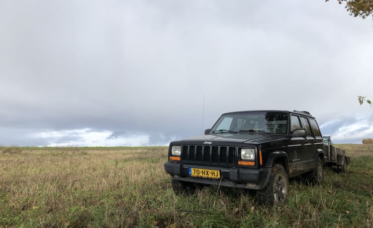 Black Beauty – Jeep Cherokee met Yuna Family rooftoptent