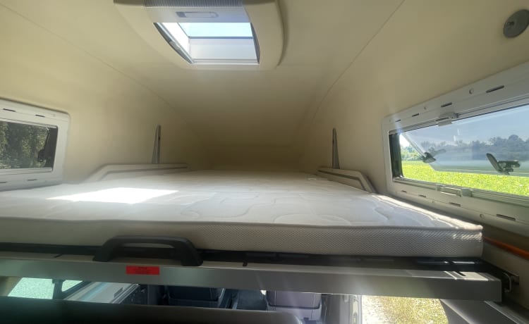 Camper Charly – High-roof camping bus for campers and those who love to travel