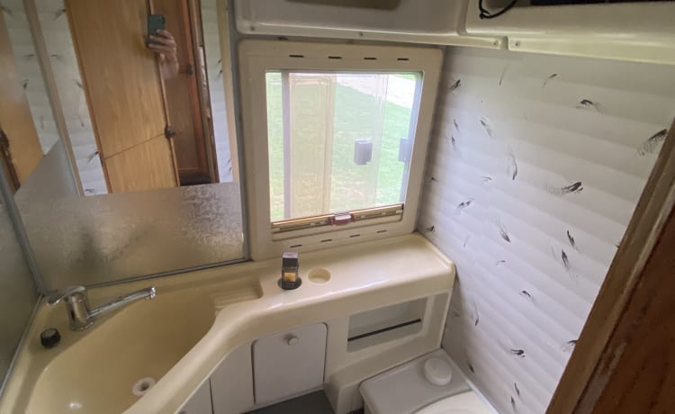 Bessie – Retro Camper from 1990 with the luxury of today!