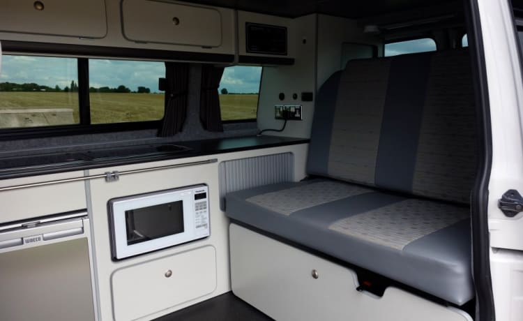 VW T5 SWB – Pop Top camper met automatische versnellingen (2 volwassenen en 2 kinderen)