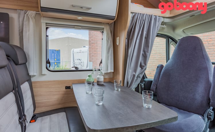 11/20 – 2 berth motorhome with single beds - Automatic