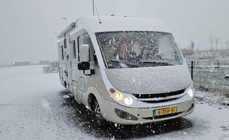 Bürstner aviano i 684  geheel zelfvoorzienend !!