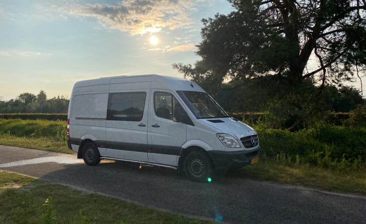 Camping-car unique, compact et moderne (autosuffisant)