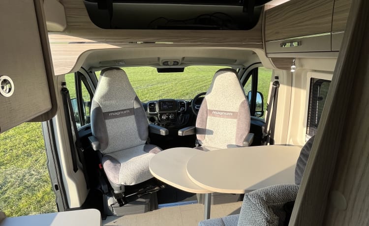 Ziggy – ZIGGY- Gloednieuwe automatische Elddis GTV80 camper voor zelfverhuur