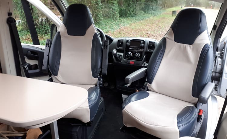 Camper bus con 2 letti lunghi. Automatico 150 cv.