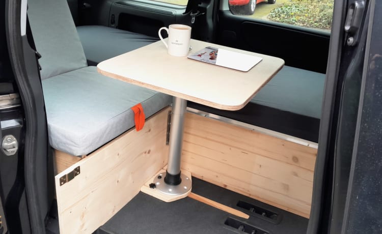 Vaneovernight – Sensibly equipped mini camper with Mercedes comfort