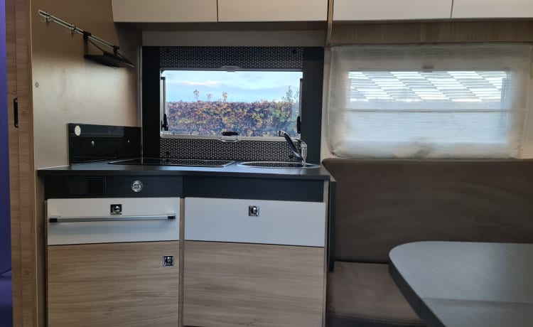 L199VP – Chausson 777GA Automatic Titanium VIP very luxurious, km free