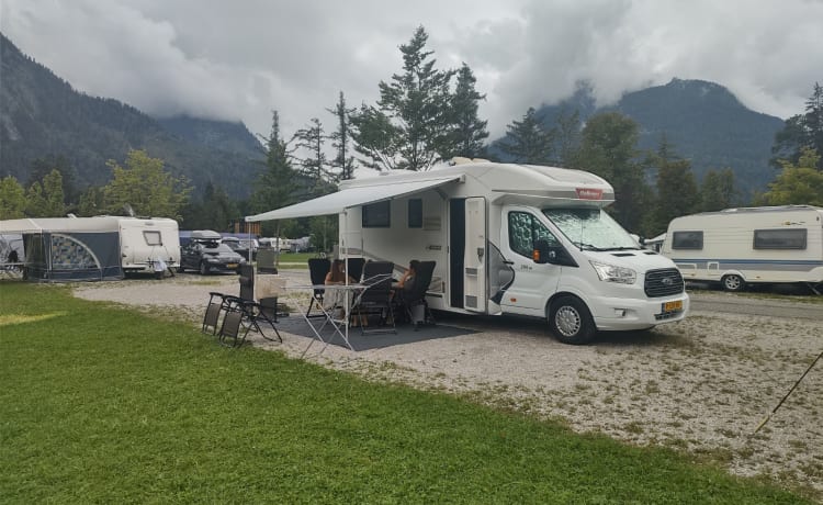 4 Pers. Herausforderer. Geräumiger, moderner und luxuriöser Camper mit AIRCO und 2x TV.