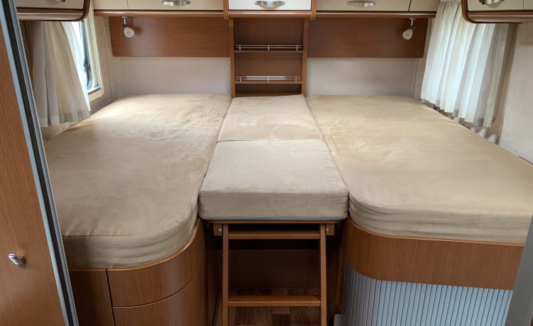 Hairpin crawler – Luxurious spacious family camper with plenty of storage space