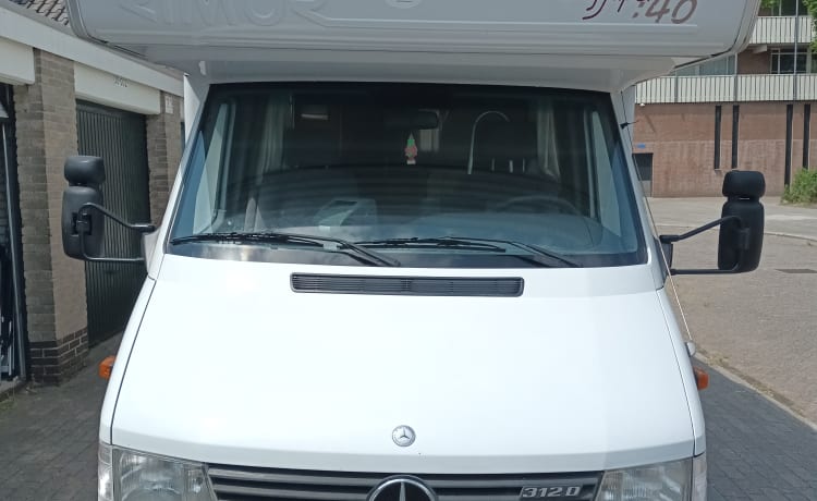 Biggie Waggie – Ampio camper familiare Mercedes / Rimor 748