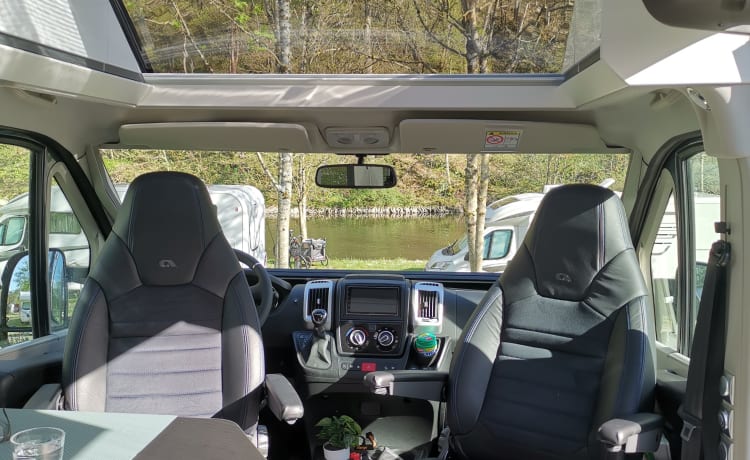 Remco – Adria Twin de luxe avec transmission automatique à 9 rapports et lits longitudinaux