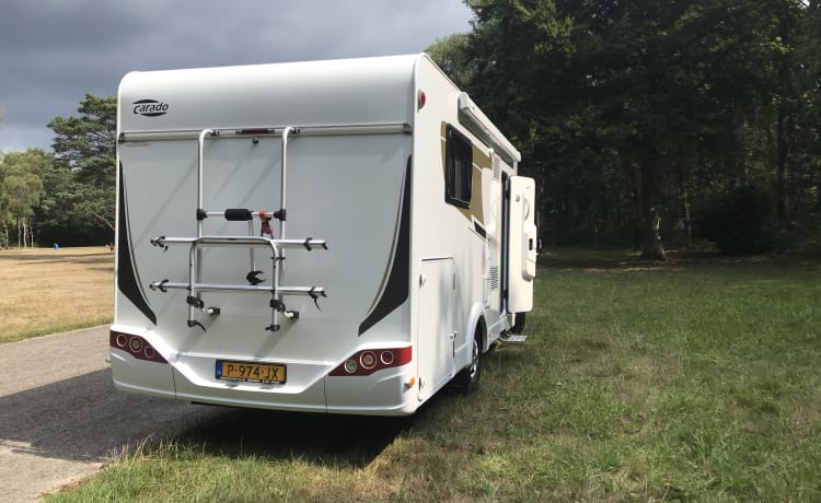 Camping-car semi-intégral de luxe moderne 4 personnes