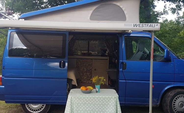 Agréable camping-car Volkswagen avec pont relevable et lit gigogne pour 2 personnes