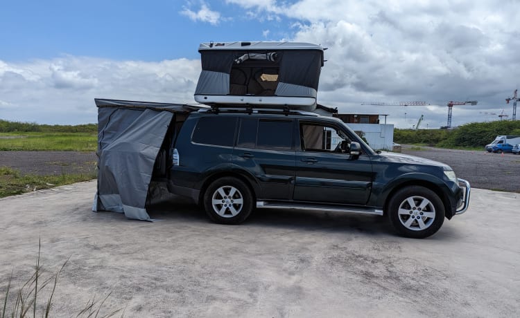 Le flamboyant  – Mitsubishi Pajero 4 -- Réunion-eiland