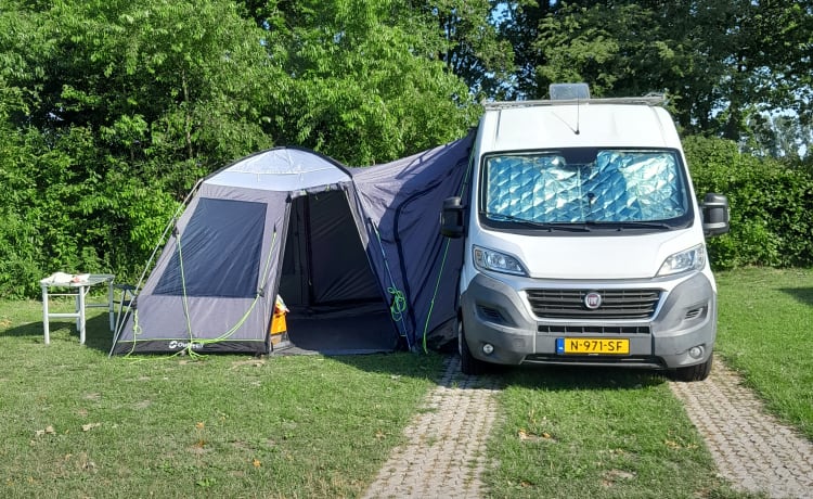 2-4  pers. Fiat Ducato buscamper uit 2014