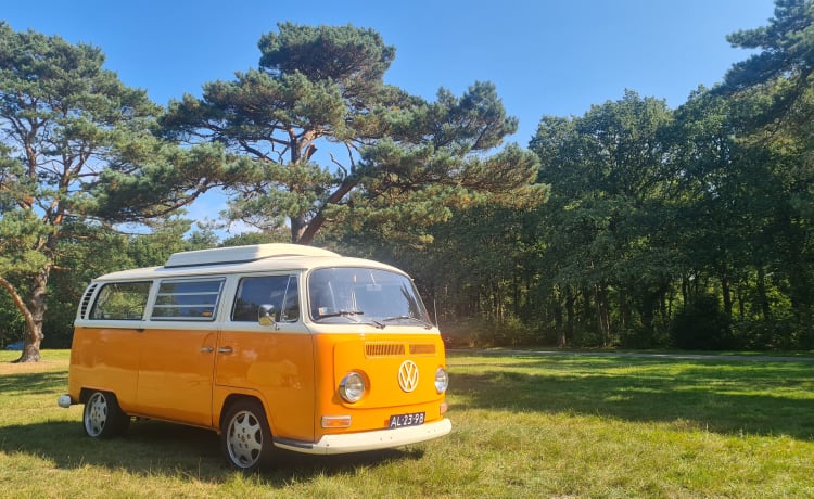 2p Volkswagen campervan uit 1969